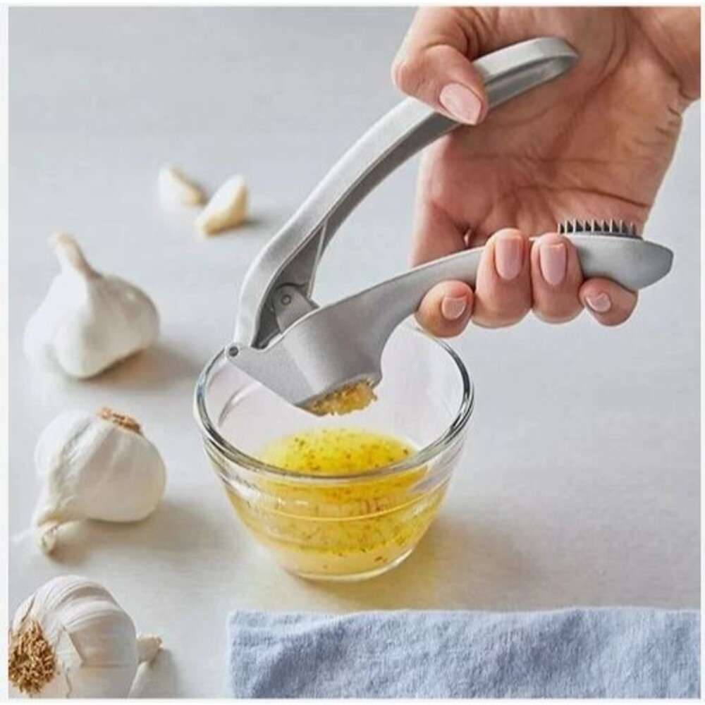 Pampered Chef Garlic Press With Cleaning Tool New In Box and Sealed